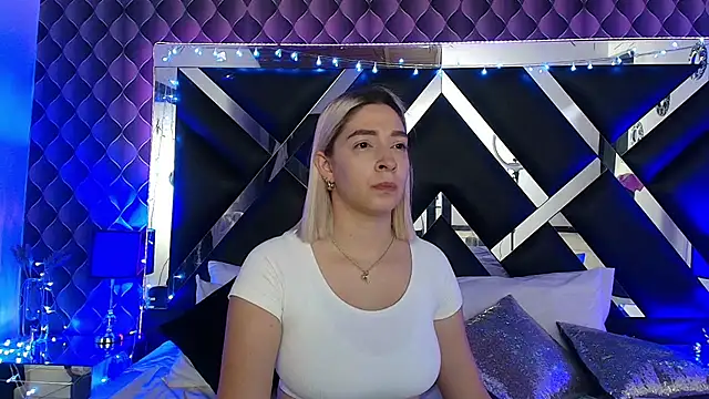 victoriaa lee  online show from April 28, 2026, 7:07 pm