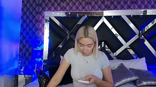 victoriaa lee  online show from July 29, 2026, 7:24 pm