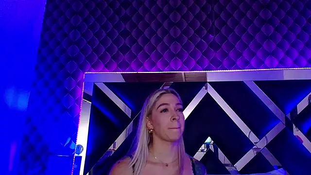 victoriaa lee  online show from October 4, 2025, 7:37 pm