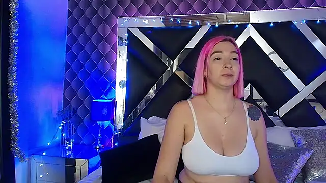 victoriaa lee  online show from August 3, 2026, 7:31 pm