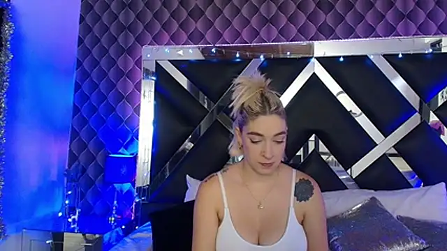 victoriaa lee  online show from July 28, 2026, 7:39 pm