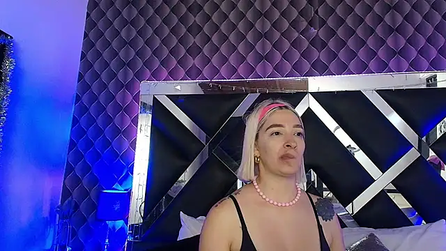 victoriaa lee  online show from July 25, 2026, 7:53 pm
