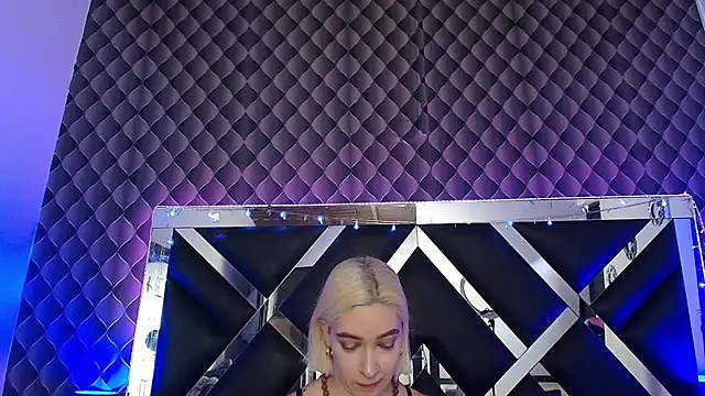 victoriaa lee  online show from July 11, 2026, 7:14 pm
