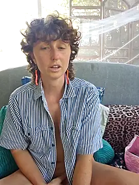 mossy kiss online show from September 18, 2025, 6:44 pm