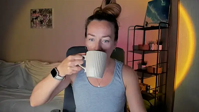 RebeccaMartinez online show from October 6, 2025, 10:49 am