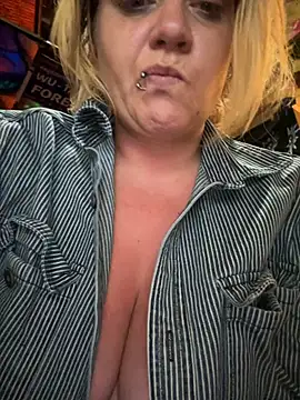 Snapshot of TrashleyRosebud chatting on November 3, 2025, 12:53 pm TrashleyRosebud online show from November 3, 2025, 12:53 pm