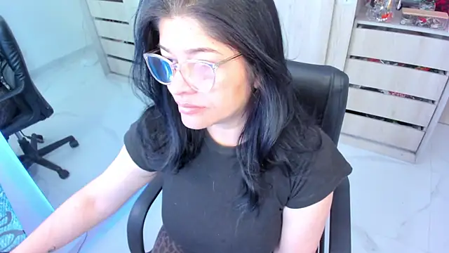BellaFlaming online show from June 25, 2026, 12:10 pm