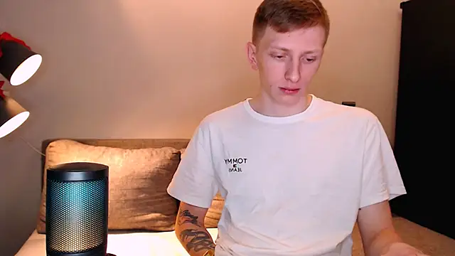 juliaanddima online show from November 3, 2025, 9:18 pm