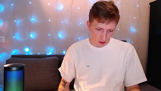 juliaanddima online show from October 7, 2025, 9:38 pm