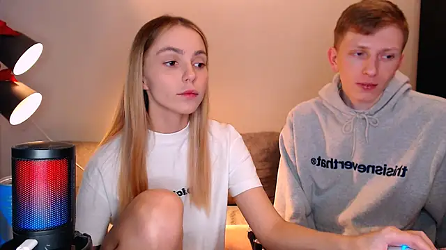 juliaanddima online show from November 21, 2025, 8:46 am