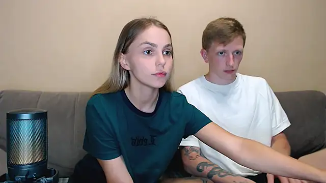 juliaanddima online show from July 25, 2026, 9:43 pm