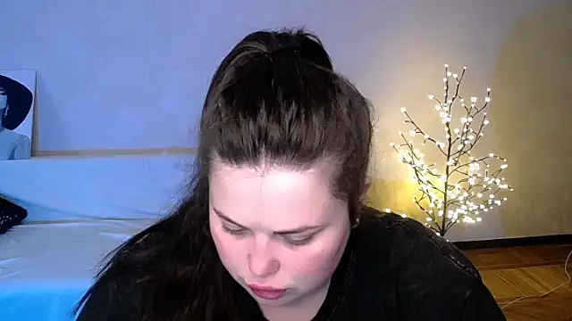 Snapshot of Emily_Mo chatting on June 4, 2026, 5:45 am Emily Mo online show from June 4, 2026, 5:45 am
