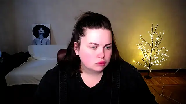 Snapshot of Emily_Mo chatting on June 21, 2026, 5:35 am Emily Mo online show from June 21, 2026, 5:35 am