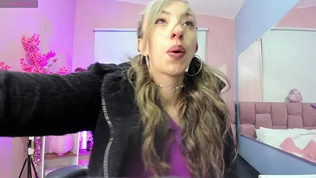 mia thompsonn  online show from December 3, 2025, 1:54 pm