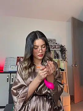 Snapshot of Your_Honeey chatting on February 17, 2026, 7:00 pm Your Honeey online show from February 17, 2026, 7:00 pm