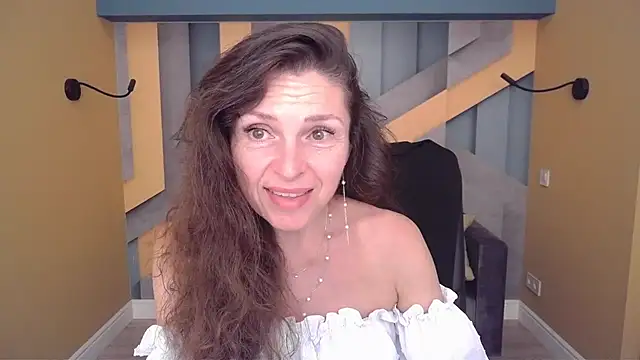 EllaLong online show from June 16, 2026, 11:32 am