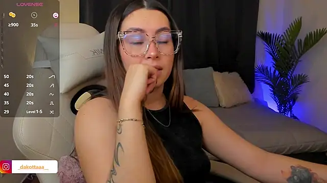 dakottaa  online show from November 27, 2025, 11:38 pm