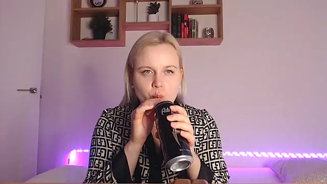 Karolina love  online show from October 25, 2025, 5:24 pm