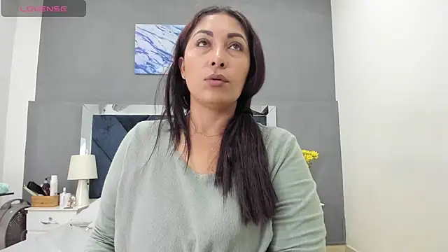 Lauralove 69 online show from November 6, 2025, 11:42 pm