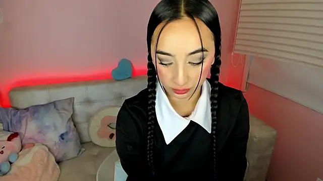 tinysara online show from May 4, 2026, 4:32 pm