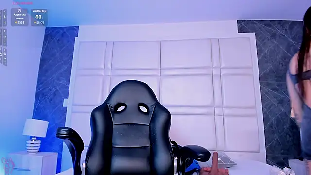 charlottewhitte online show from July 10, 2026, 11:10 am