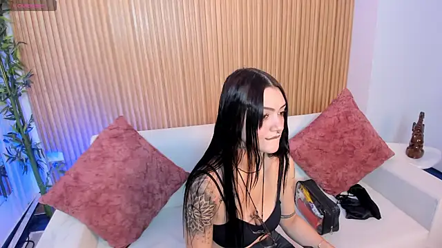 charlottewhitte online show from November 27, 2025, 3:56 pm