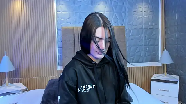 charlottewhitte online show from December 15, 2025, 2:23 pm