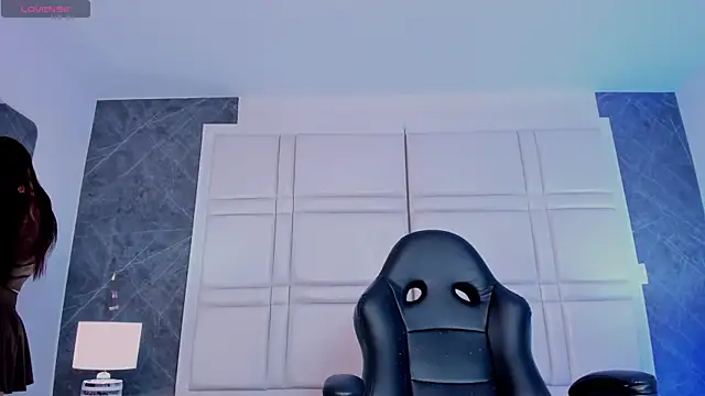 charlottewhitte online show from July 17, 2026, 10:56 am