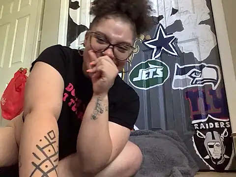 QueenNuttCollector online show from May 12, 2026, 4:46 pm