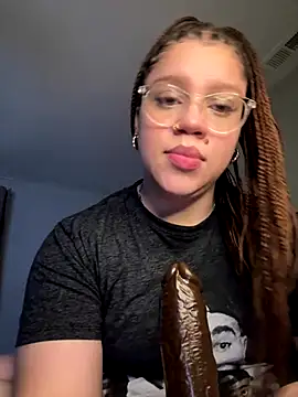 QueenNuttCollector online show from December 2, 2025, 6:09 pm