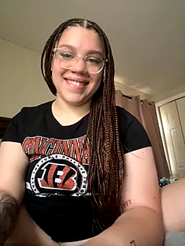 QueenNuttCollector online show from November 18, 2025, 5:38 pm