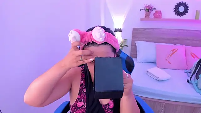 izaro22 online show from September 29, 2025, 12:55 pm