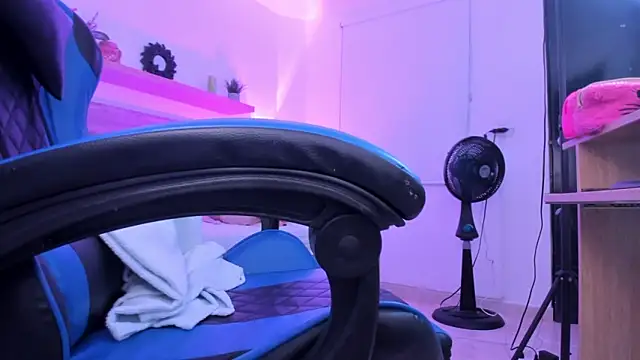 izaro22 online show from December 19, 2025, 1:02 pm