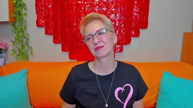 iamyourdream89 online show from February 19, 2026, 4:04 pm