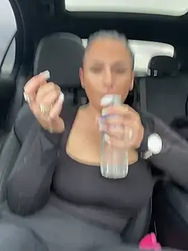 Mia-Bremer online show from February 26, 2025, 1:32 pm