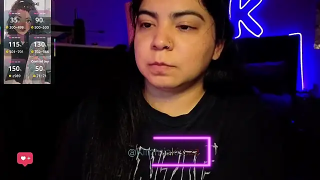 kimmiakiss22 online show from May 9, 2026, 3:43 am
