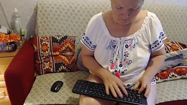 Snapshot of zarinafonliberman chatting on August 7, 2026, 2:34 pm zarinafonliberman online show from August 7, 2026, 2:34 pm