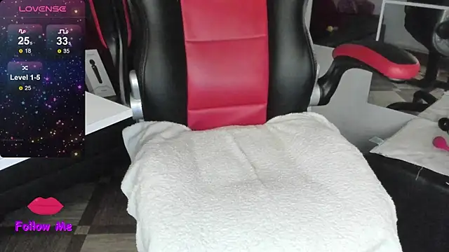 natasha logan  online show from October 13, 2025, 4:03 am