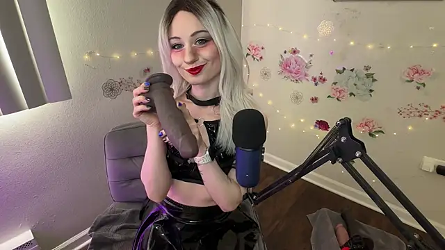 Starr1123 online show from July 7, 2026, 8:23 pm