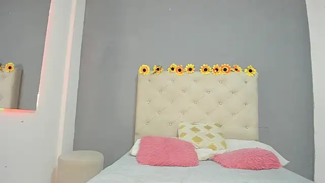 violetasimonz online show from February 10, 2025, 4:36 pm