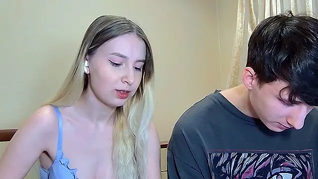 Snapshot of MiaAndWilliam chatting on February 15, 2026, 5:01 pm MiaAndWilliam online show from February 15, 2026, 5:01 pm