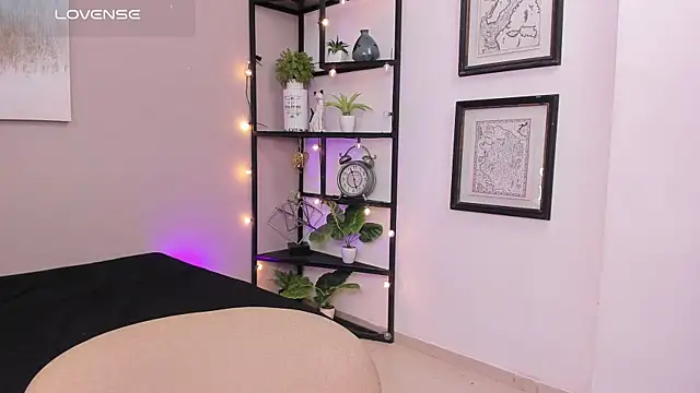 Briana Wells  online show from April 26, 2026, 12:57 pm