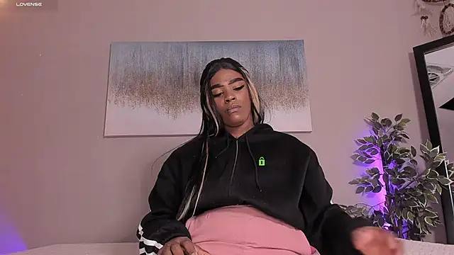 Briana Wells  online show from October 23, 2025, 1:21 pm