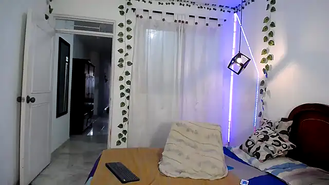 ivonne  hott1 online show from October 30, 2025, 8:17 pm