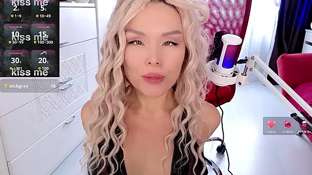 WhiteBunny online show from February 6, 2026, 8:10 am