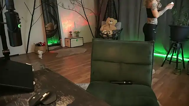 LaraPunkt online show from November 27, 2025, 9:43 am