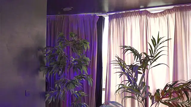 HotSkinnyX online show from September 20, 2025, 6:18 am