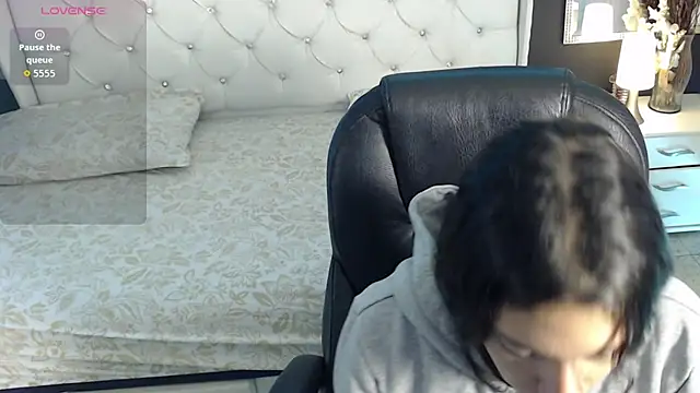 LiaVillalobos online show from October 17, 2025, 1:02 pm