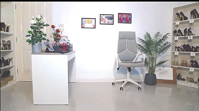 Snapshot of Hotbeebee chatting on March 9, 2025, 9:35 am Hotbeebee online show from March 9, 2025, 9:35 am