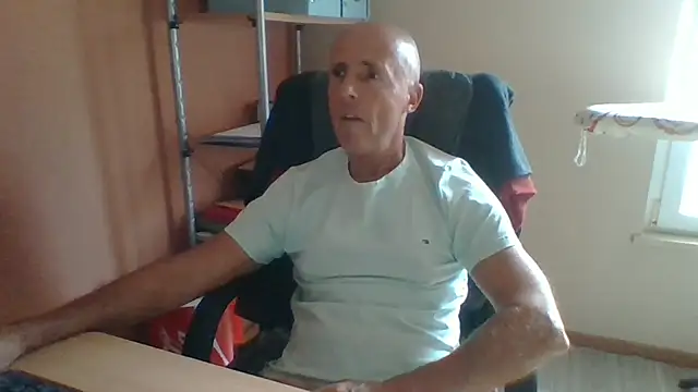 Snapshot of olibrius71 chatting on October 31, 2025, 2:13 pm olibrius71 online show from October 31, 2025, 2:13 pm